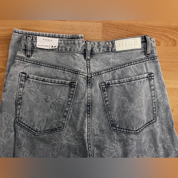 90’s Boyfriend Jeans with Butterfly Print - Picture 5 of 5